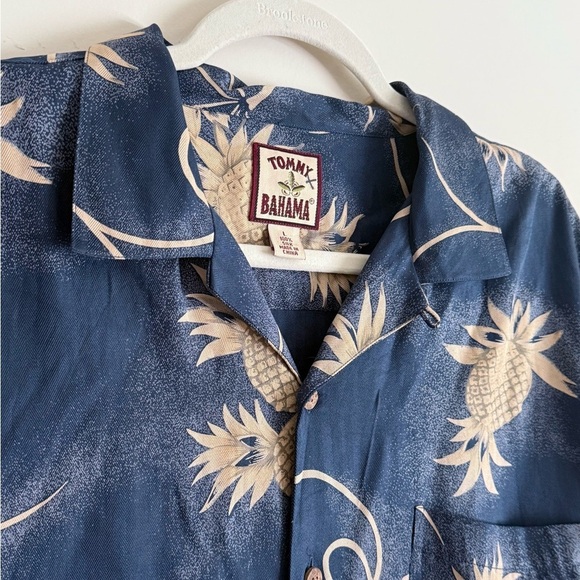 Tommy Bahama 100% Silk Hawaiian Shirt with Pineapple Design Mens Size L - Picture 4 of 10